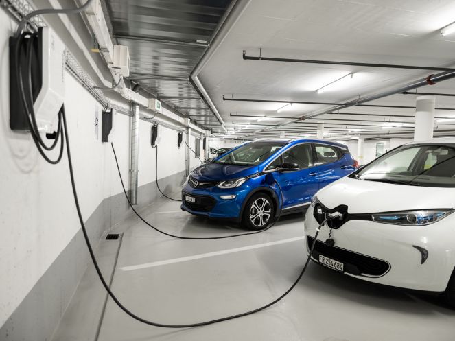Légende : Selon les prévisions, la plupart des voitures électriques sont rechargées sur le lieu de travail ou à domicile.
